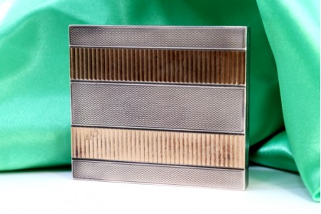 Caixa de Toilette em prata escovada com bandas em ouro, espelho no interior 